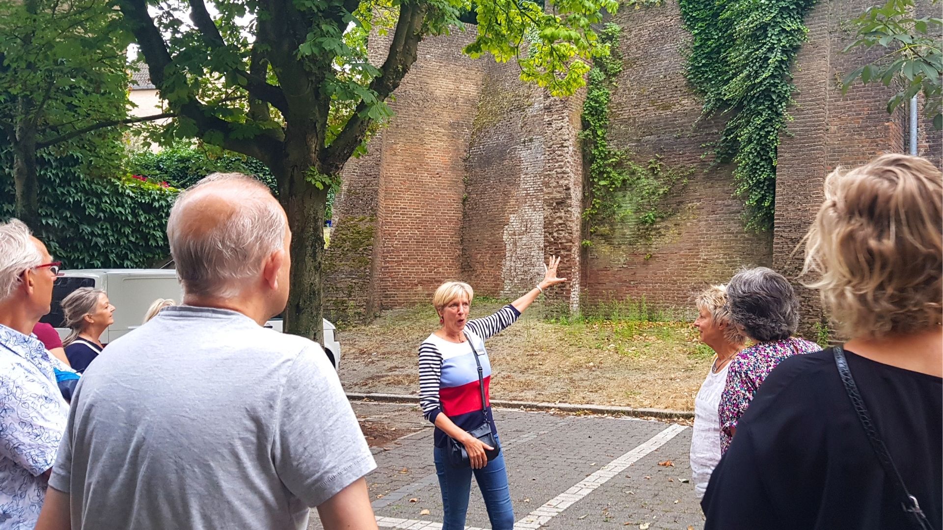 Stadsgids Irene Ploeg leidt een groep rond door het historische centrum van Nijmegen.